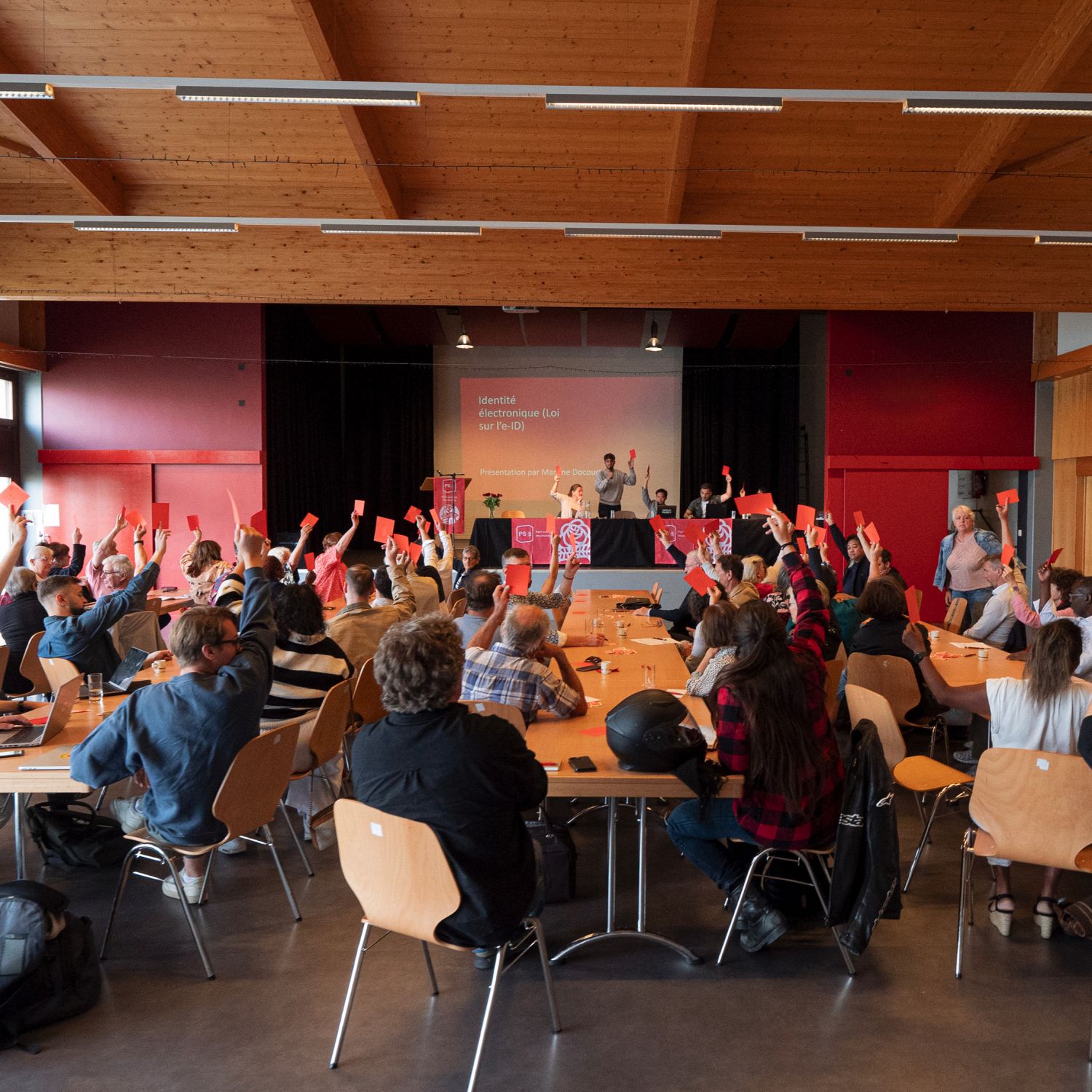 Le PSN combat l’impôt sur les résidences secondaires et soutient l’e-ID